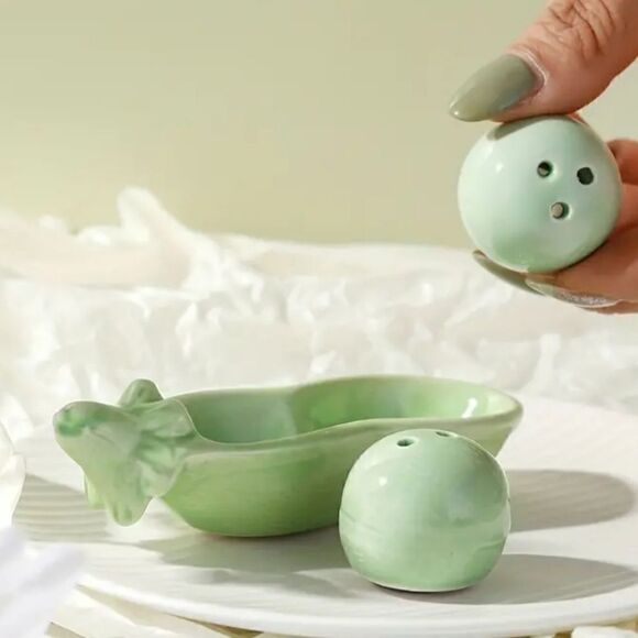 Mini Peas in a Pod Salt and Pepper Shakers - Picture 2 of 5